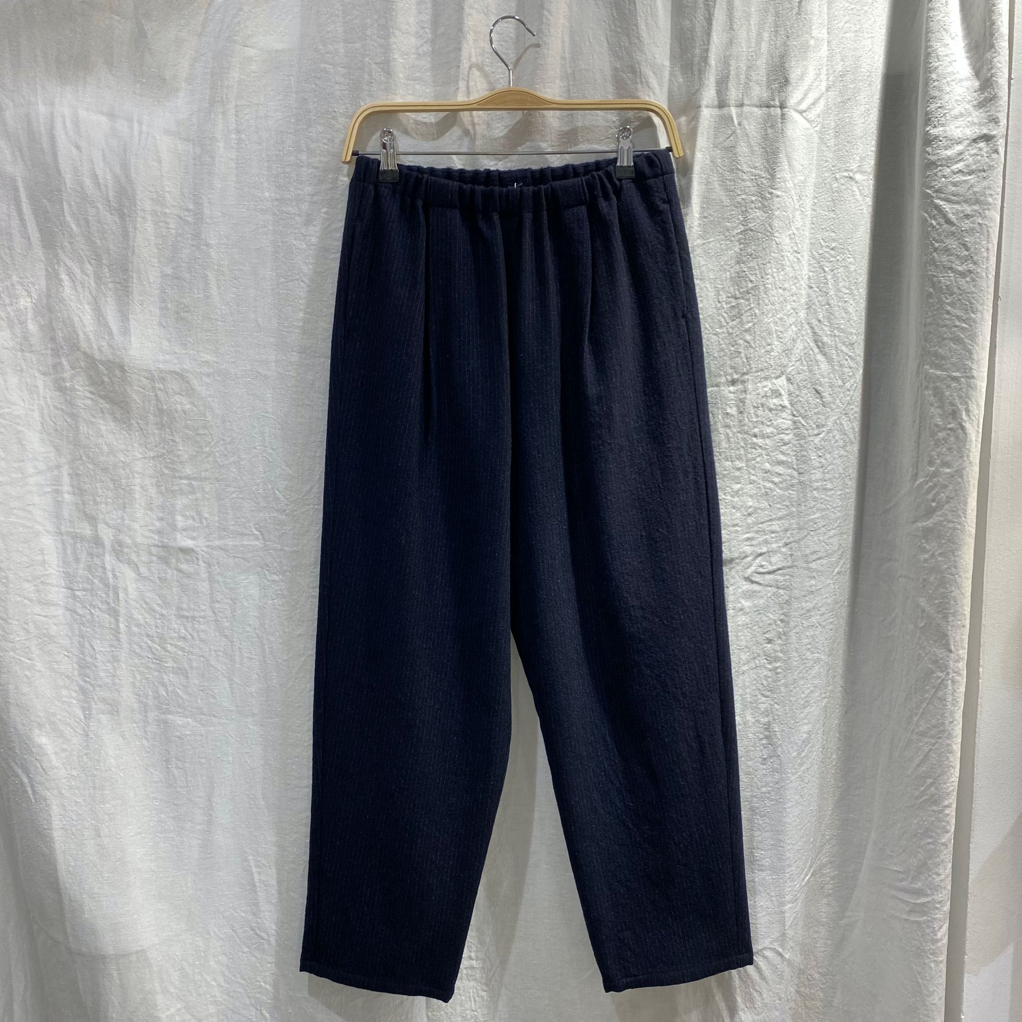 Pantalon bleu marine à fines rayures