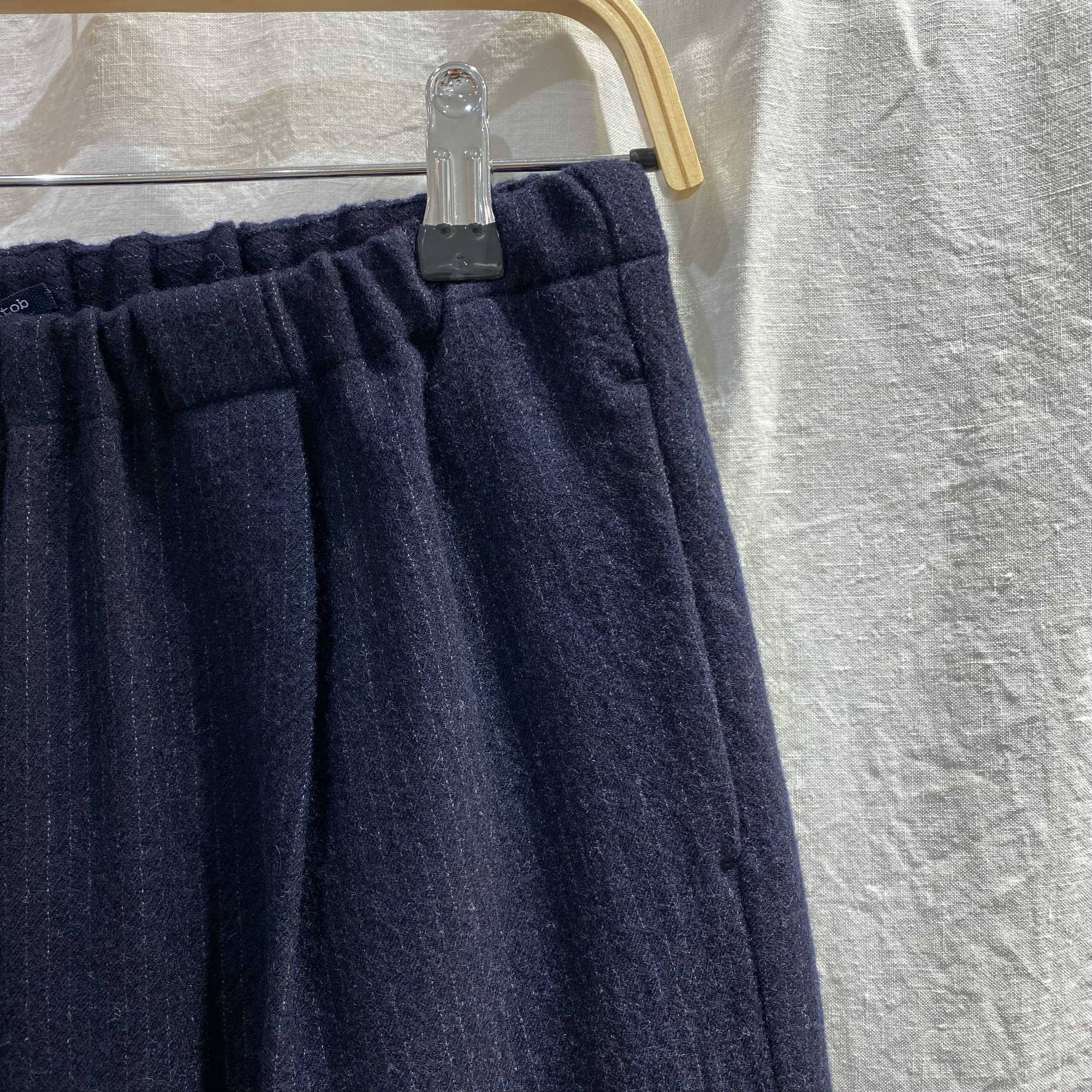 Pantalon bleu marine à fines rayures