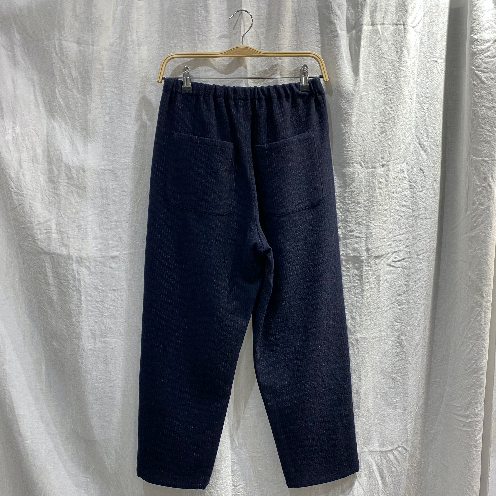 Pantalon bleu marine à fines rayures