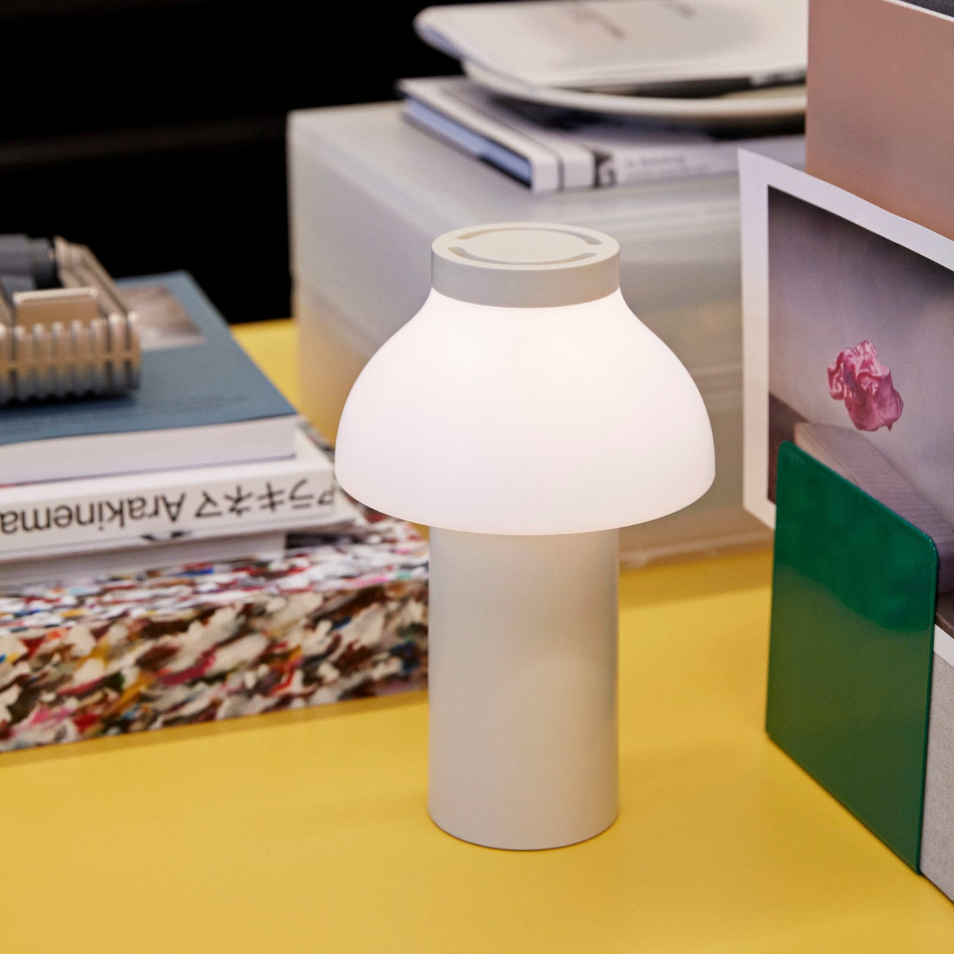 Lampe de table PC hay blanche disponible à La maison Marseillaise