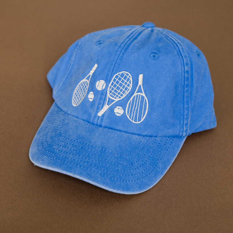 casquette bleu avec raquettes et balles de tennis