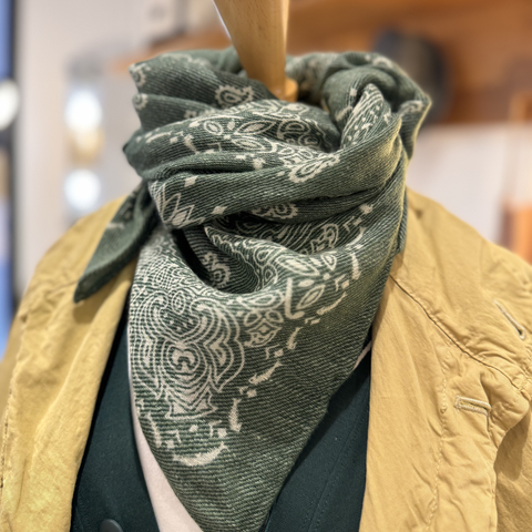 foulard vert en cashmere sur mannequin 