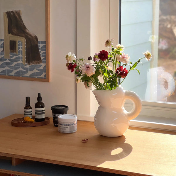 carafe blanche avec fleurs à l'intérieur