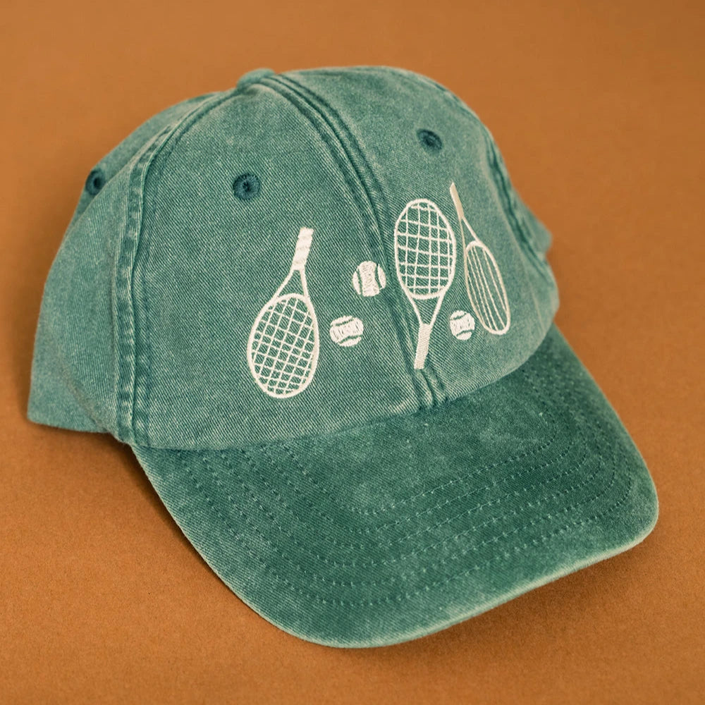 Casquette raquette de tennis fond vert