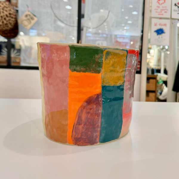 vase en ceramique avec des bandes de toutes les couleurs